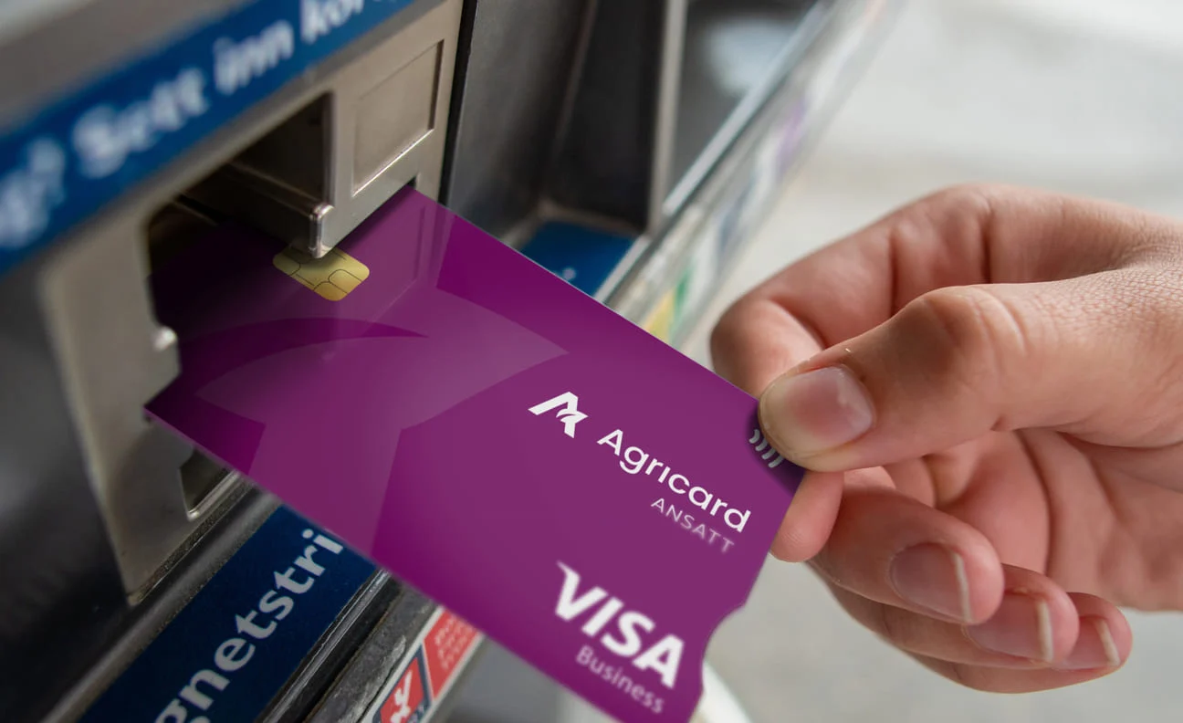 Man fyller bensin på bensinstasjon